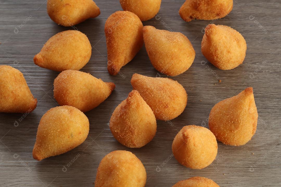 Coxinha de frango, petisco brasileiro
