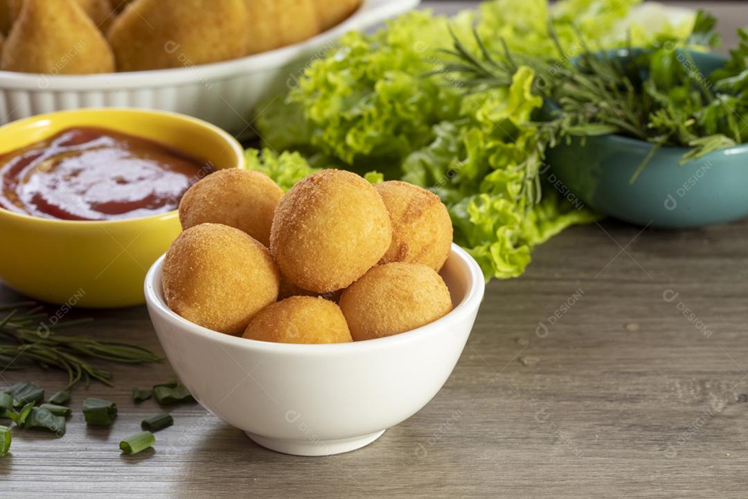 bola de queijo, coxinha de frango, petisco brasileiro