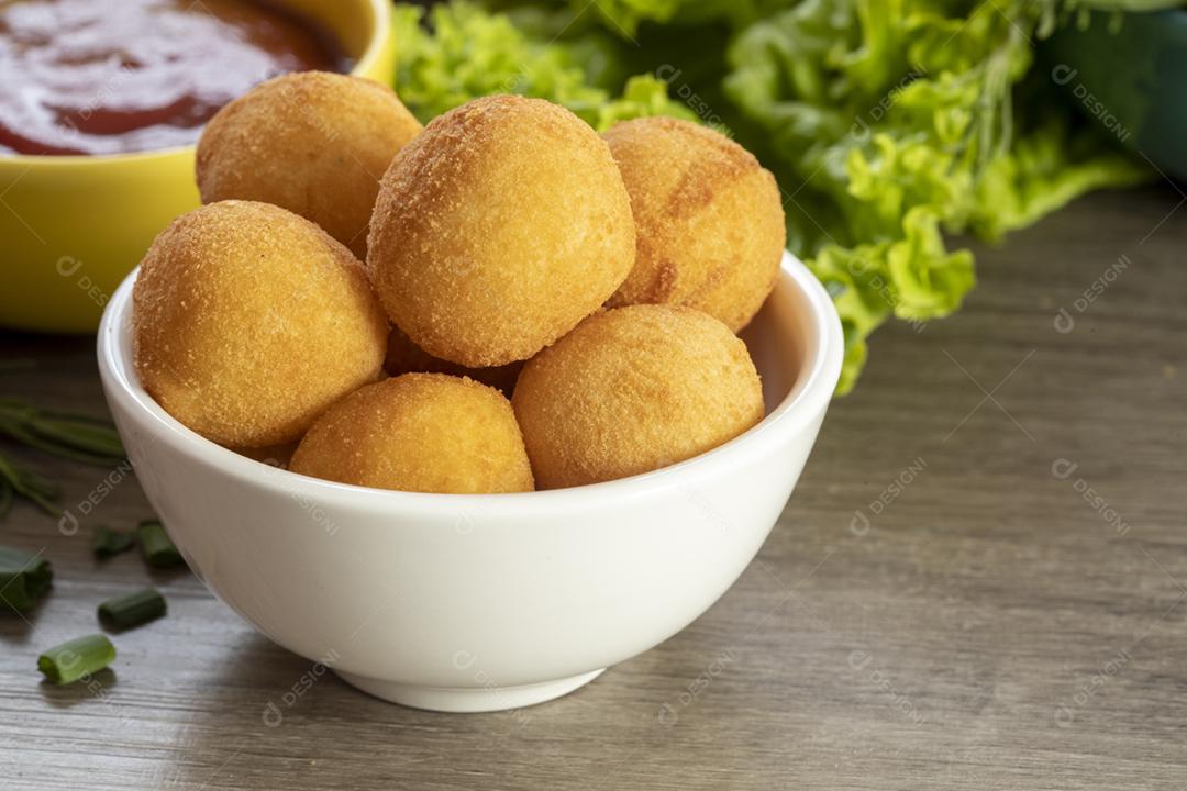 bola de queijo, coxinha de frango, petisco brasileiro