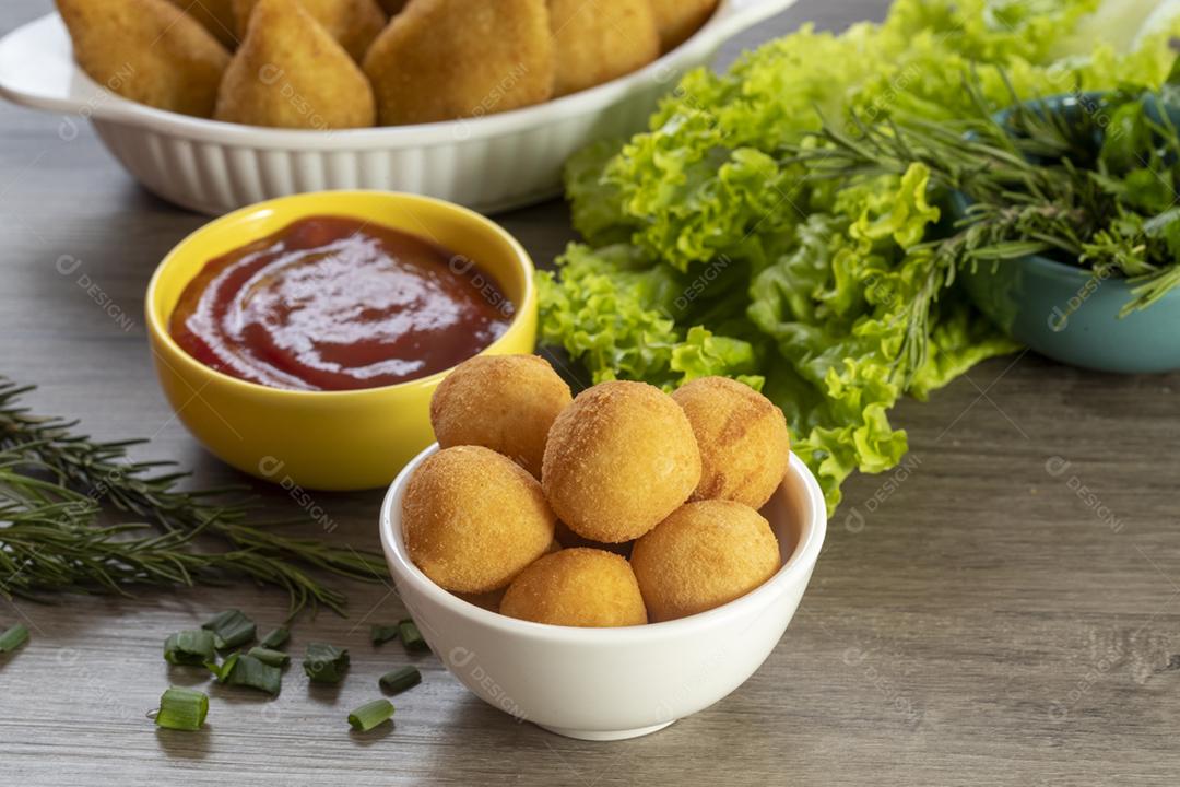 bola de queijo, coxinha de frango, petisco brasileiro