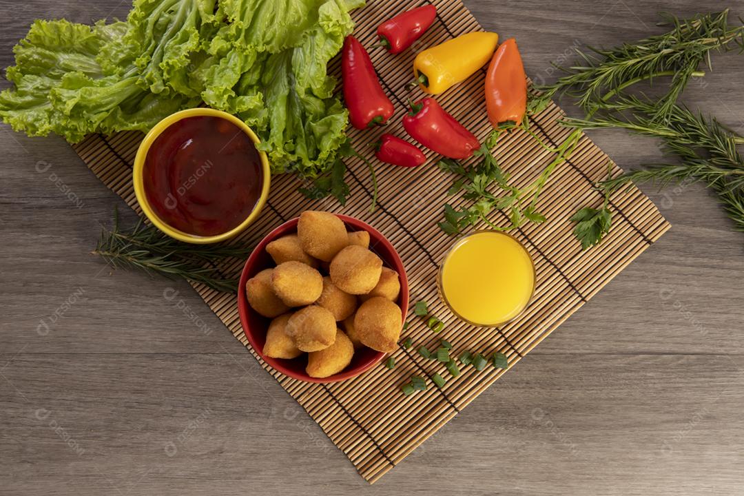 Coxinha de frango, petisco brasileiro