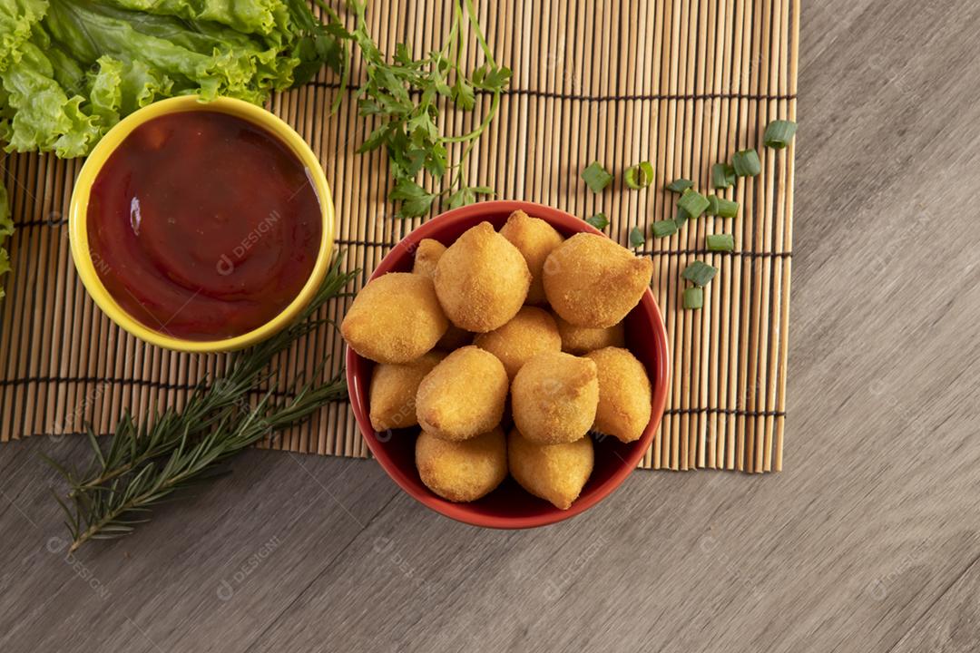 Coxinha de frango, petisco brasileiro