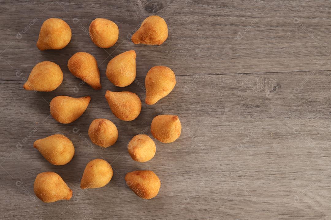 Coxinha de frango, petisco brasileiro