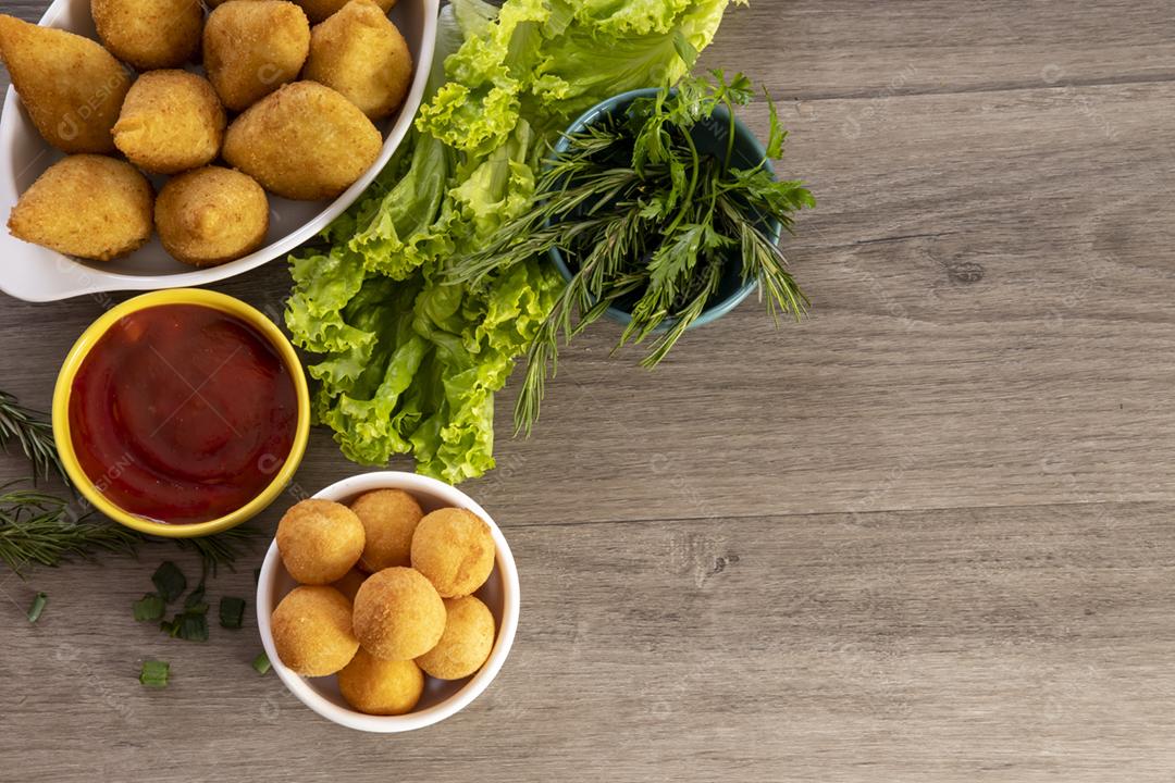bola de queijo, coxinha de frango, petisco brasileiro