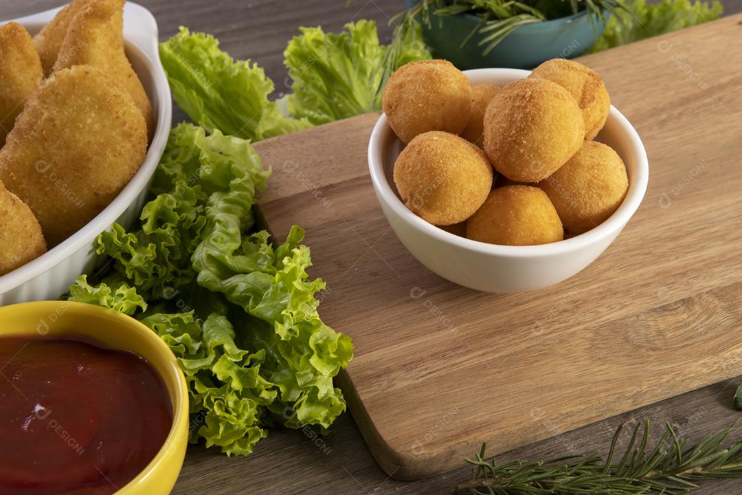 bola de queijo, coxinha de frango, petisco brasileiro