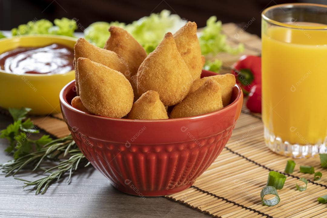 Coxinha de frango, petisco brasileiro