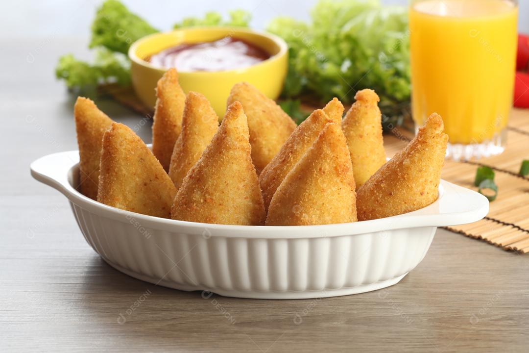 Coxinha de frango, petisco brasileiro