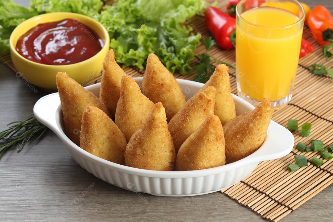 Coxinha de frango, petisco brasileiro