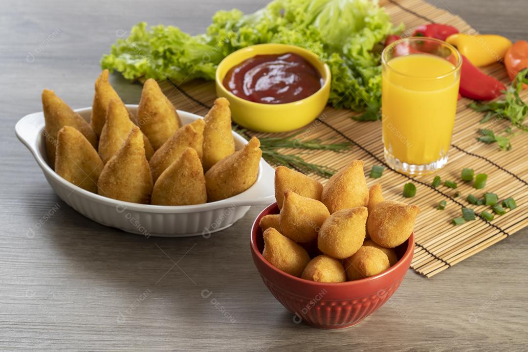 Coxinha de frango, petisco brasileiro