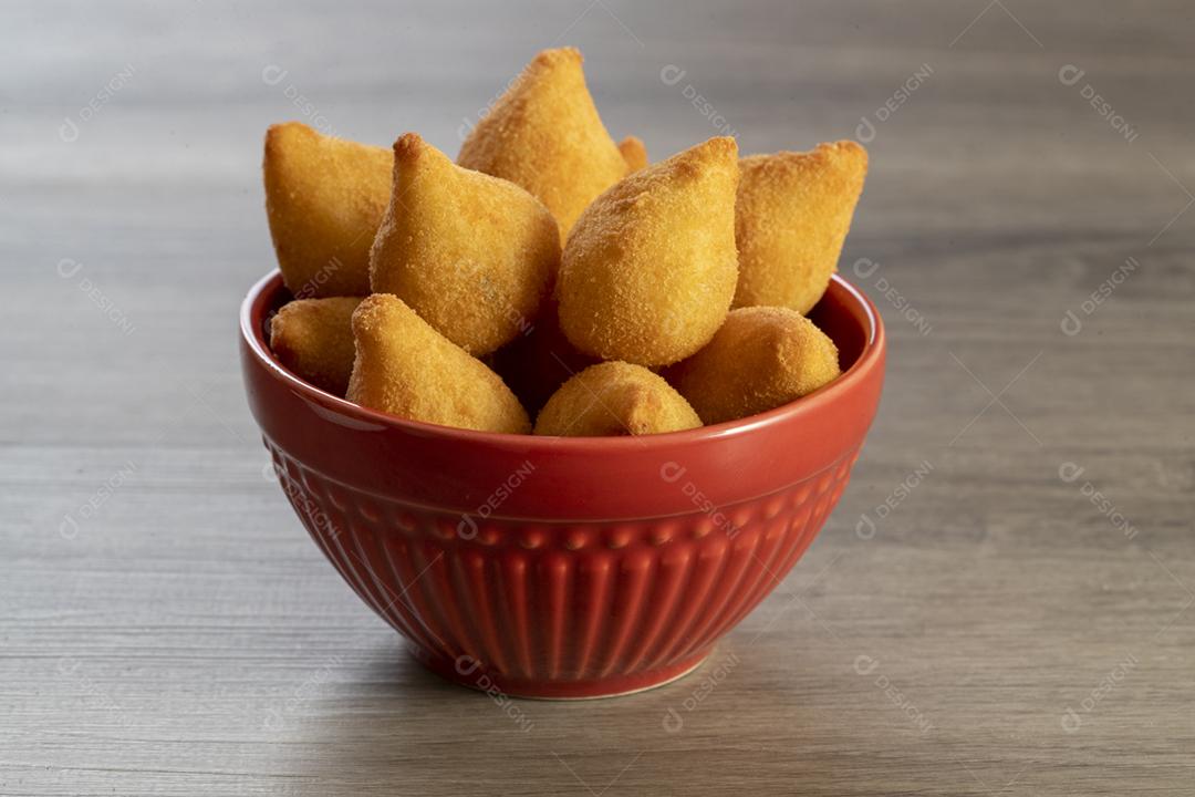 Coxinha de frango, petisco brasileiro