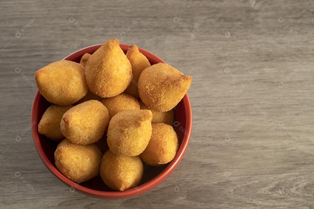 Coxinha de frango, petisco brasileiro