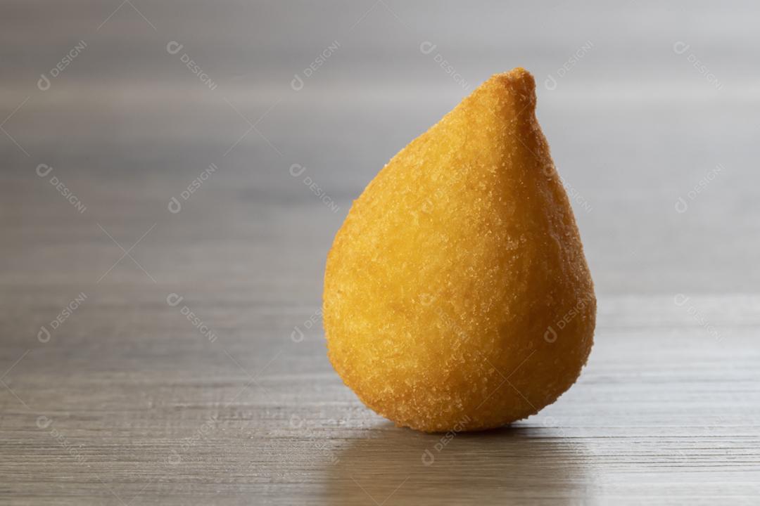 Coxinha de frango, petisco brasileiro