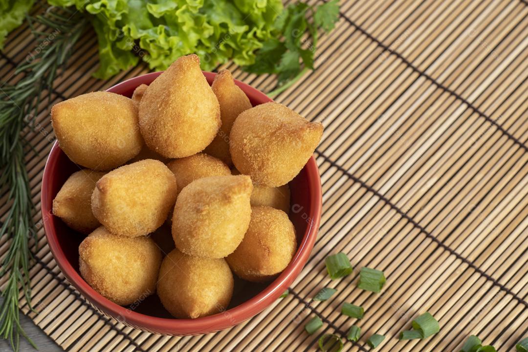 Coxinha de frango, petisco brasileiro