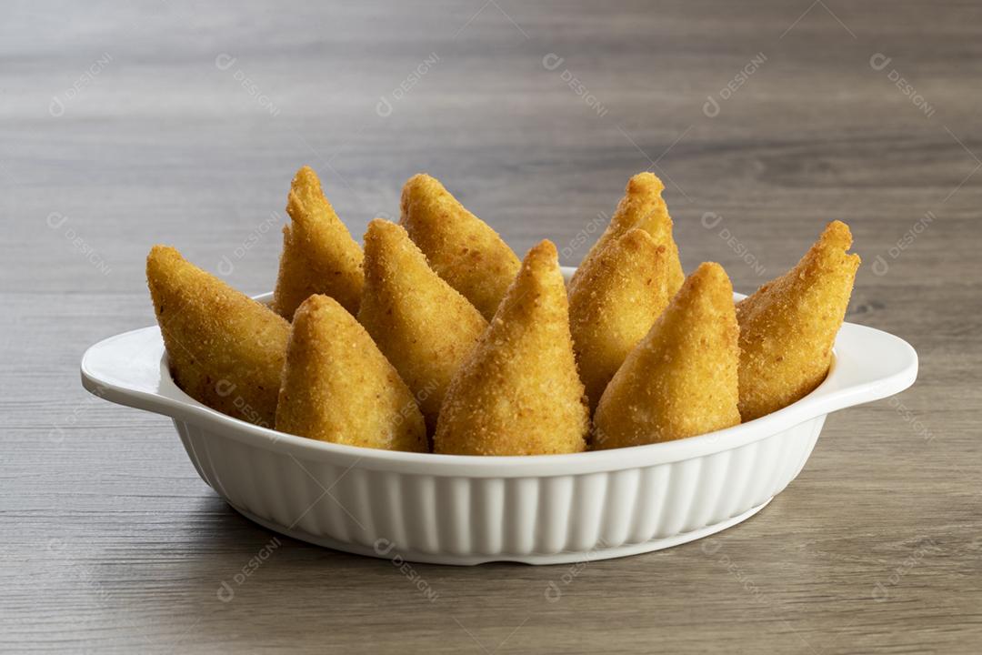 Coxinha de frango, petisco brasileiro