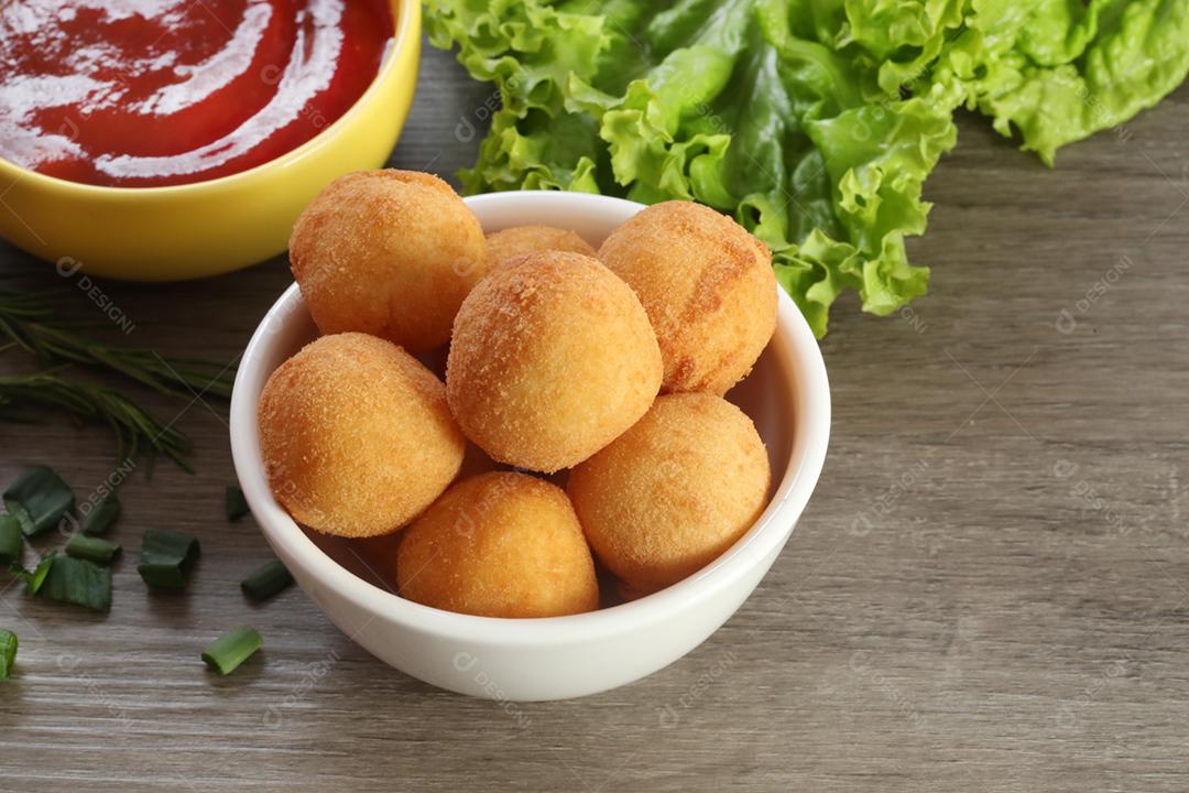 Coxinha de frango, petisco brasileiro