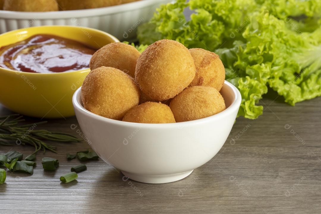 Coxinha de frango, petisco brasileiro