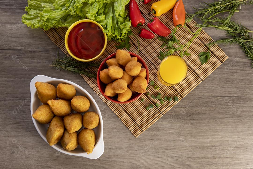 Coxinha de frango, petisco brasileiro