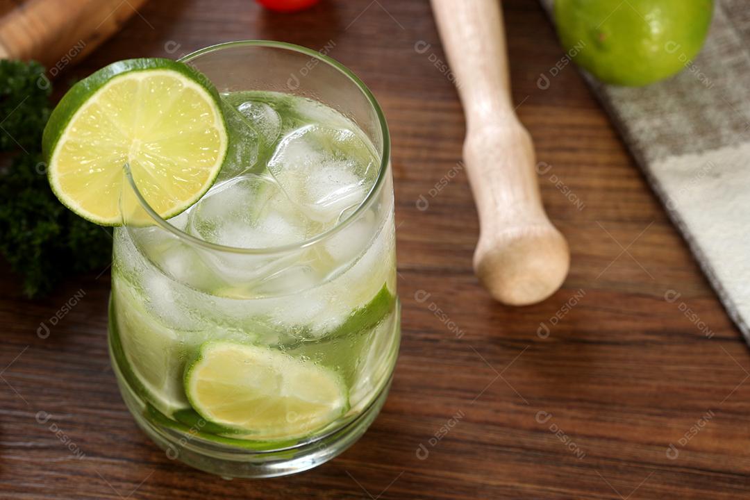 Caipirinha, coquetel típico brasileiro feito com limão (seletivo