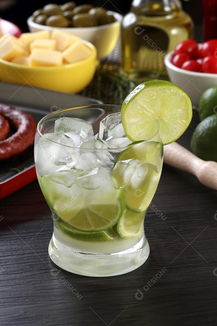 Caipirinha, coquetel típico brasileiro feito com limão (seletivo