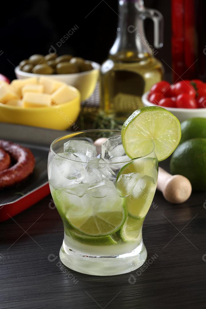 Caipirinha, um típico coquetel brasileiro feito com limão, cachaça