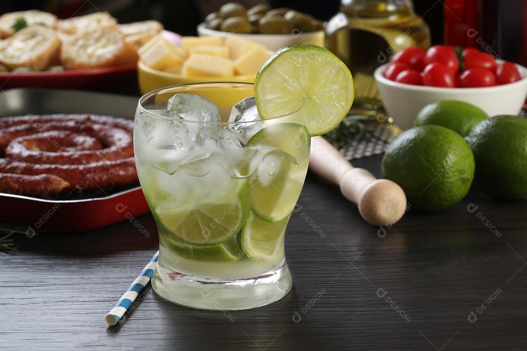 Caipirinha, um típico coquetel brasileiro feito com limão, cacha