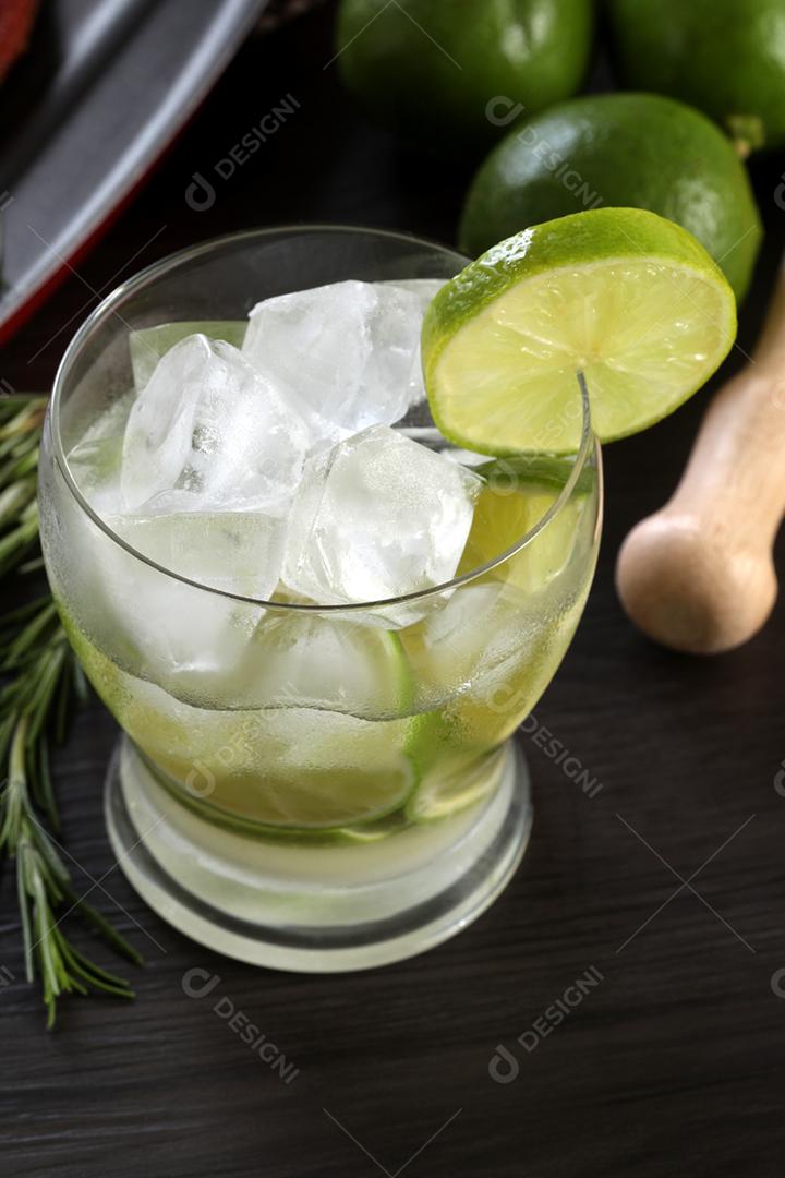 Caipirinha, um típico coquetel brasileiro feito com limão, cacha