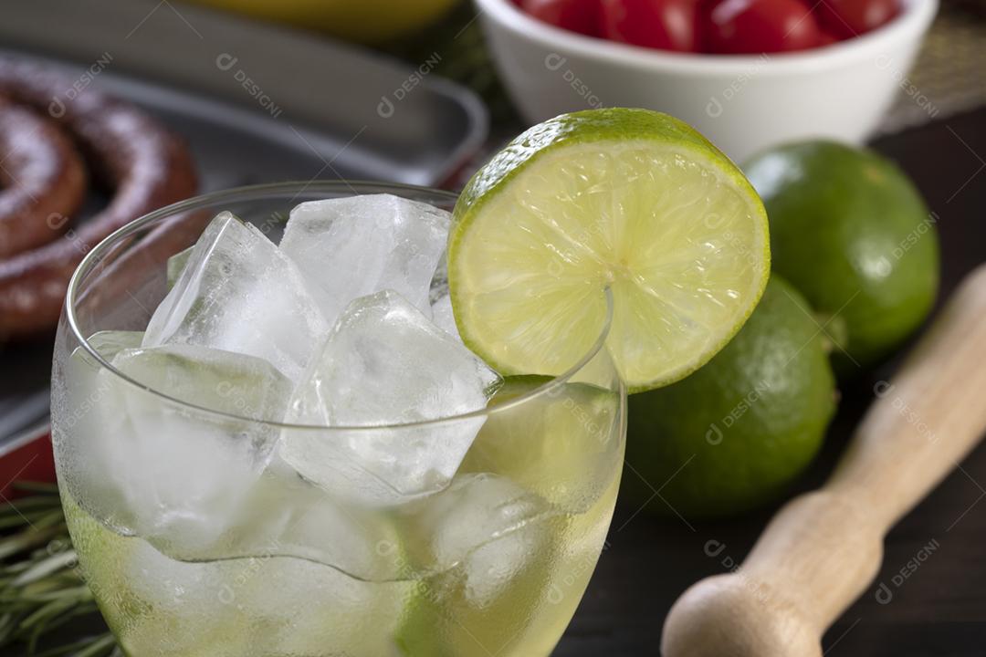 Caipirinha, um típico coquetel brasileiro feito com limão, cacha