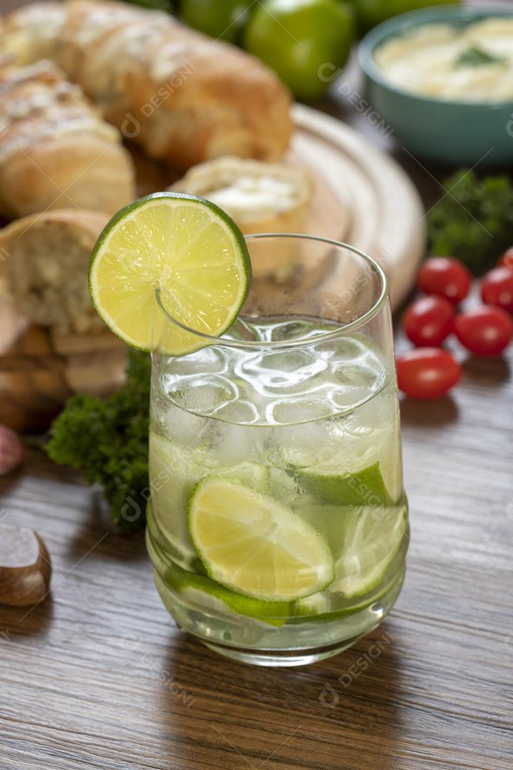 Caipirinha, um típico coquetel brasileiro feito com limão, cacha