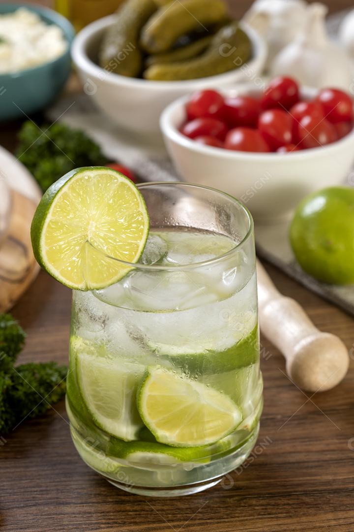 Caipirinha, um típico coquetel brasileiro feito com limão, cacha