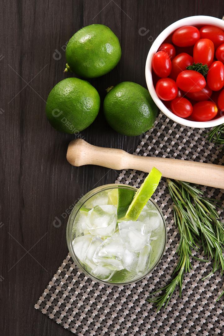 Caipirinha, um típico coquetel brasileiro feito com limão, cacha