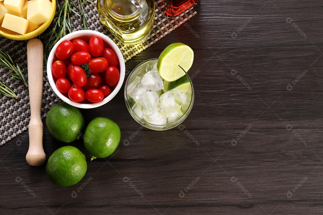 Caipirinha, um típico coquetel brasileiro feito com limão, cacha