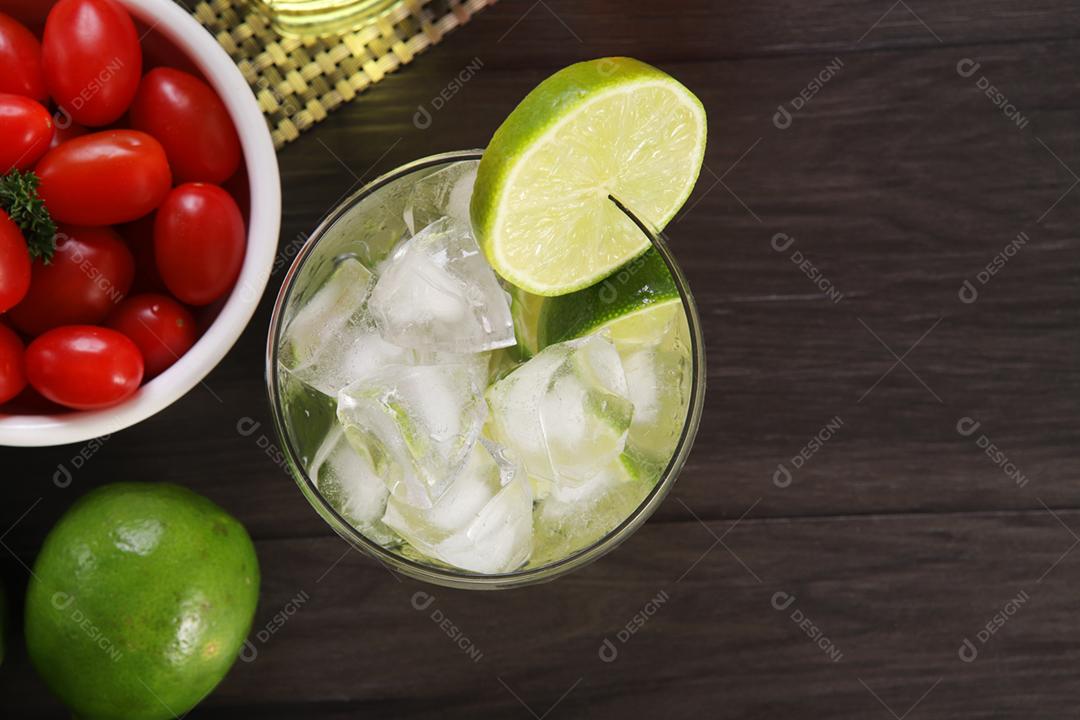Caipirinha, um típico coquetel brasileiro feito com limão, cacha