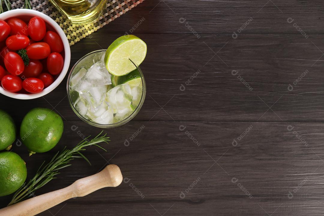 Caipirinha, um típico coquetel brasileiro feito com limão, cacha