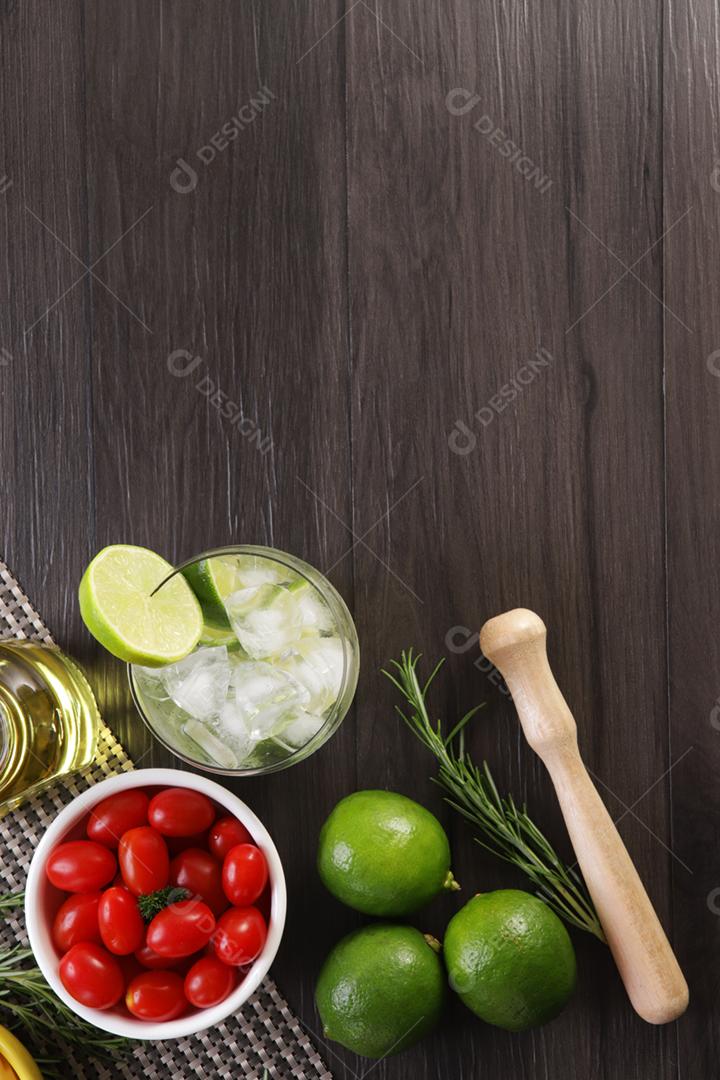 Caipirinha, um típico coquetel brasileiro feito com limão, cacha