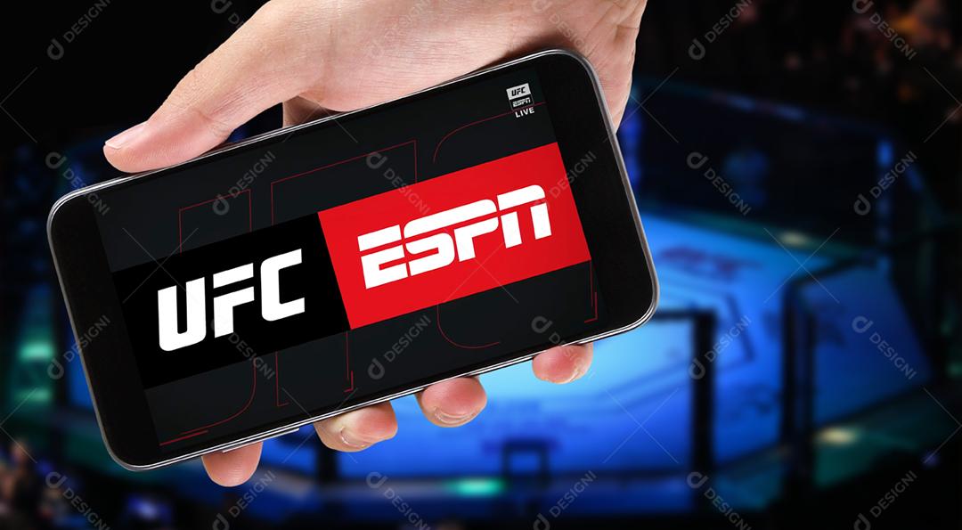 Curitiba, Paraná, Brasil - 9 de fevereiro de 2021 Mão segurando um cel