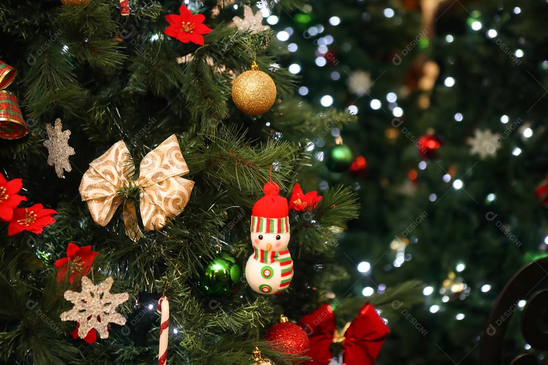 Árvore de Natal decorada em fundo desfocado.