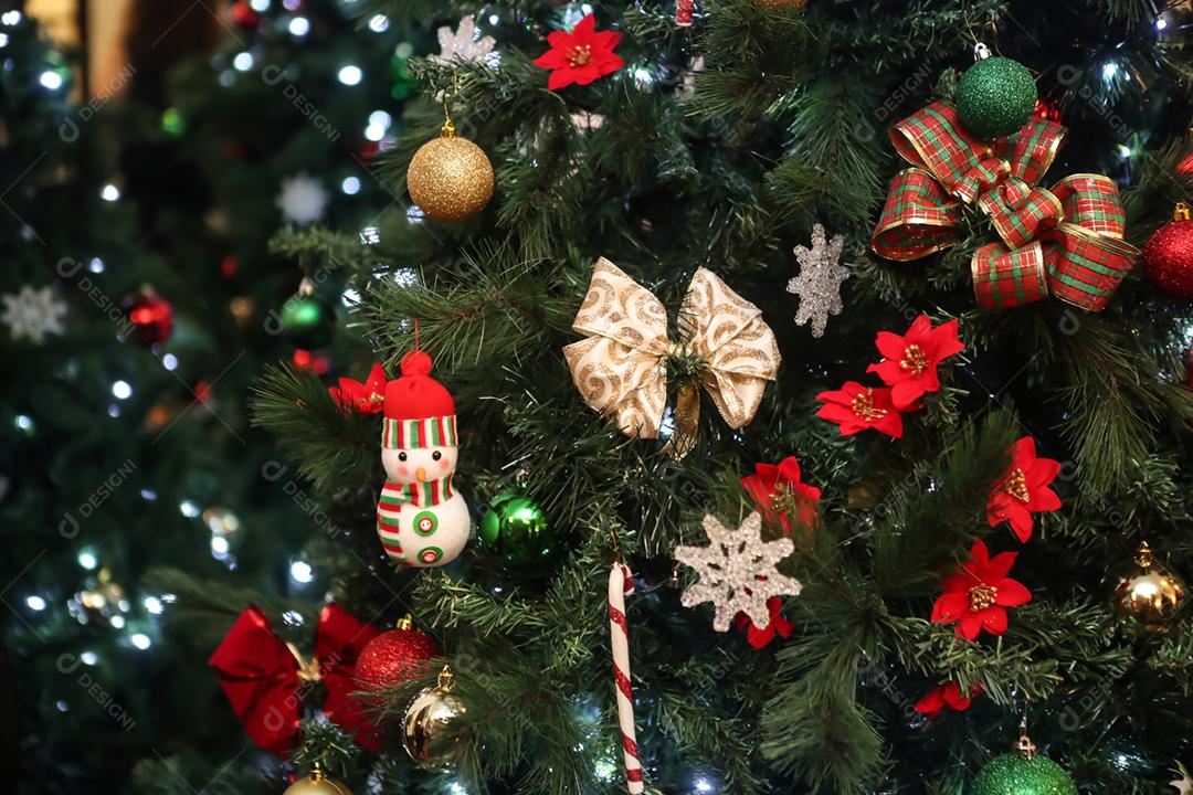 Árvore de Natal decorada em fundo desfocado.