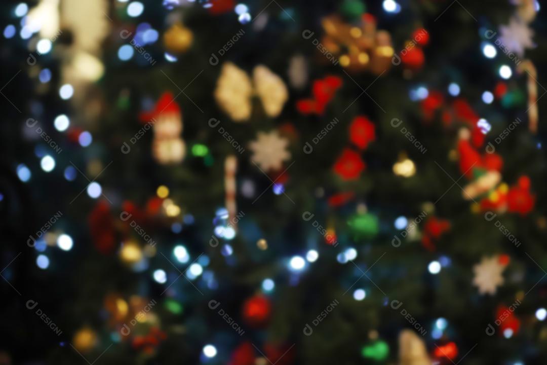 Sala de Natal com árvore e iluminação festiva, borrão