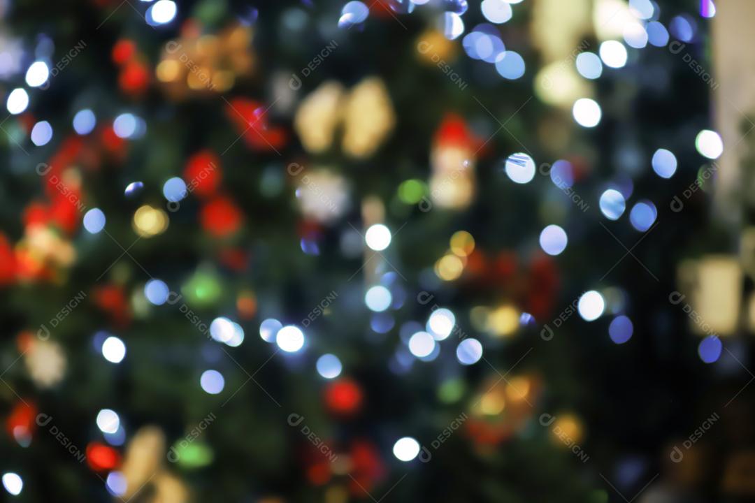 Sala de Natal com árvore e iluminação festiva, borrão