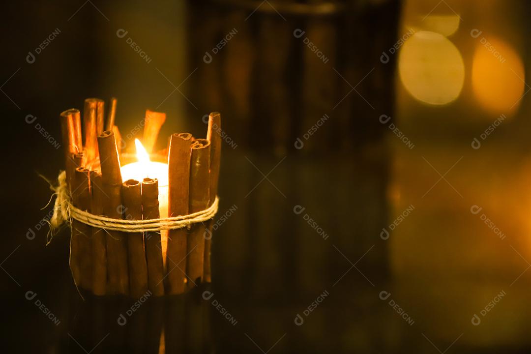 Vela decorada com paus de canela. decoração de mesa de natal