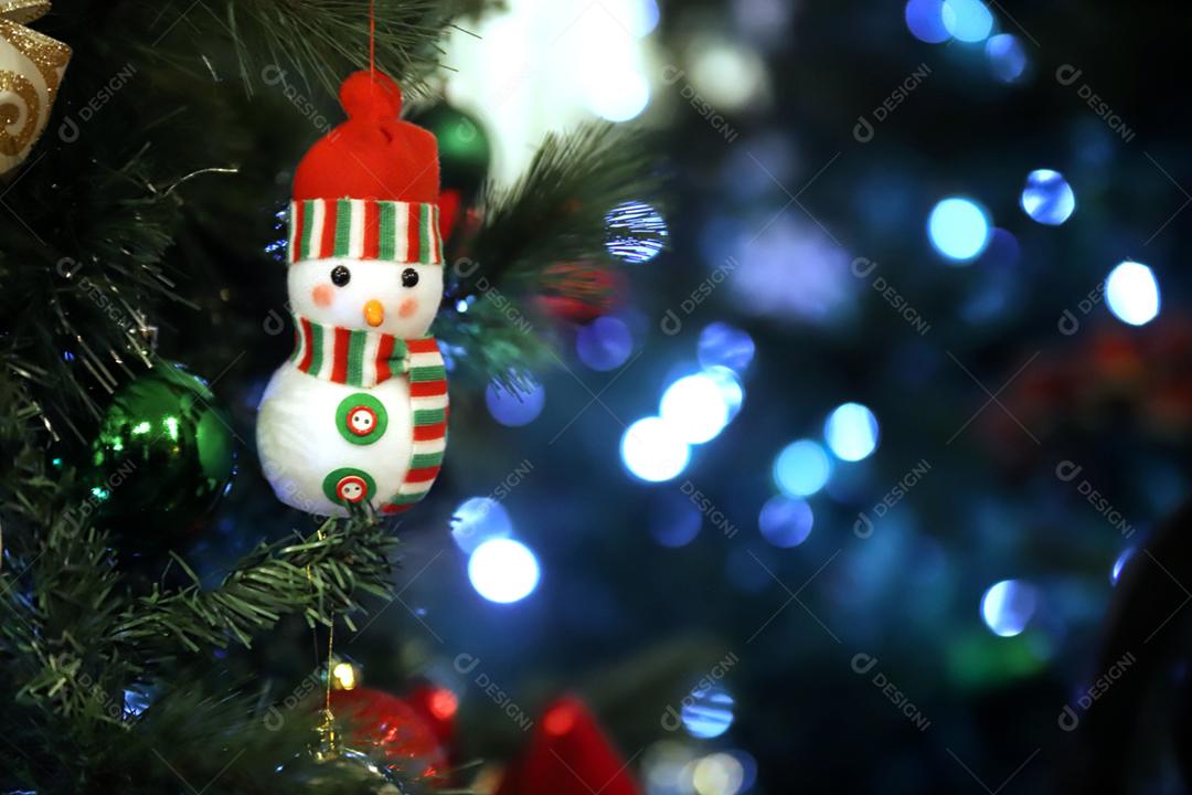 Ornamento de boneco de neve. Árvore de Natal decorada em fundo desfocado