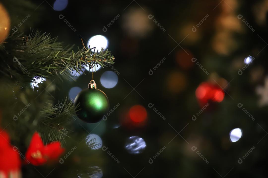 Árvore de Natal decorada em fundo desfocado.