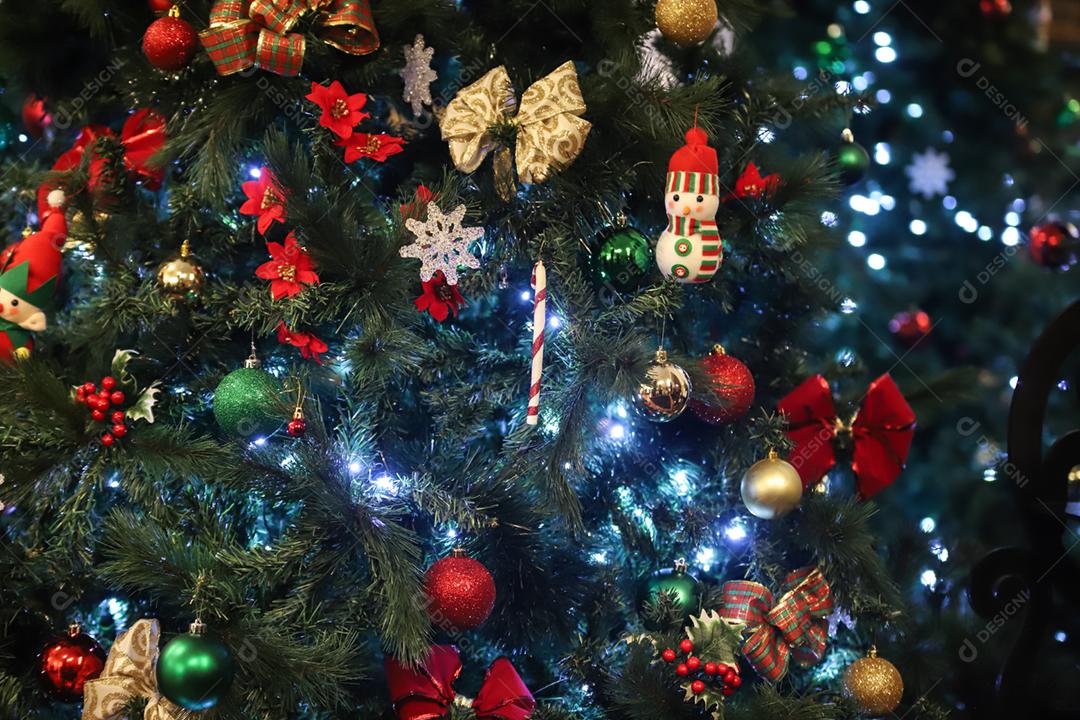 Árvore de Natal decorada em fundo desfocado.