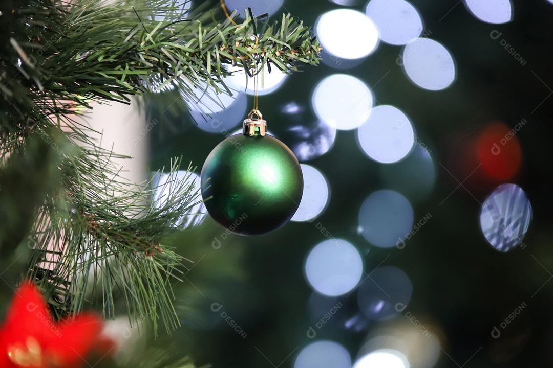 Árvore de Natal decorada em fundo desfocado.