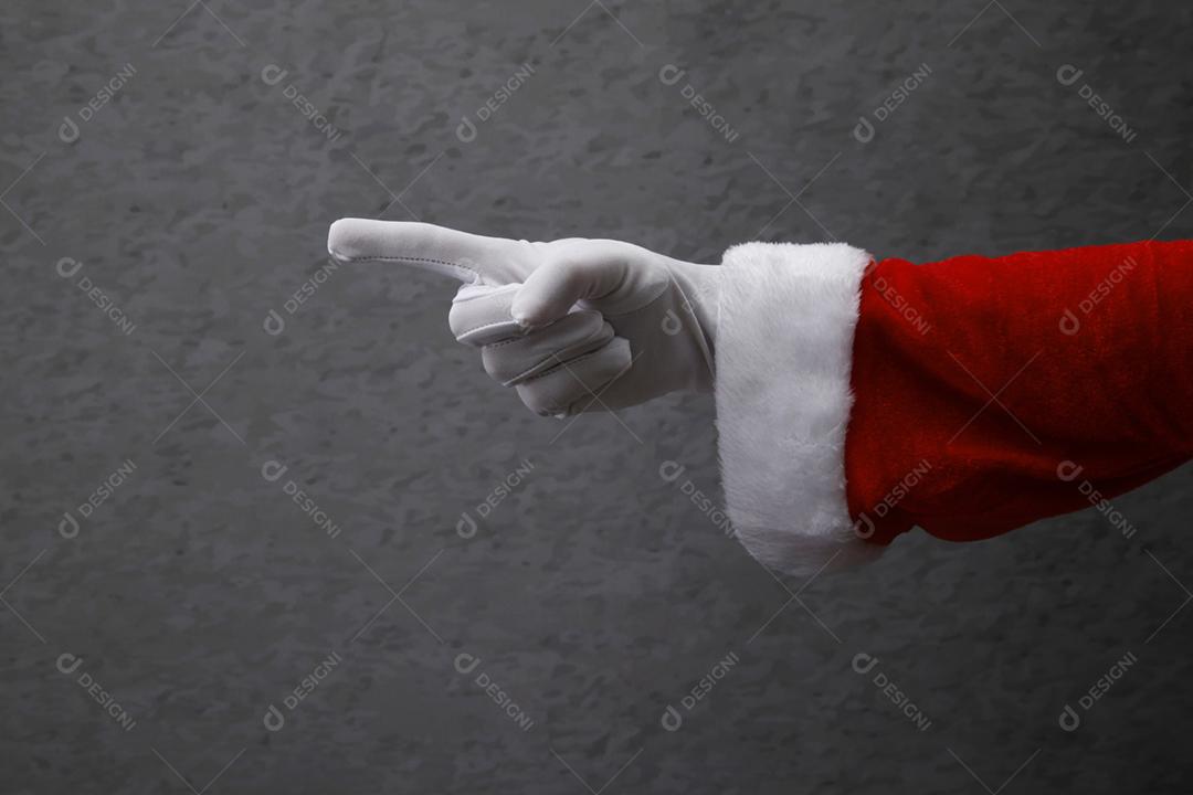 mão com luva de Papai Noel apontando um gesto