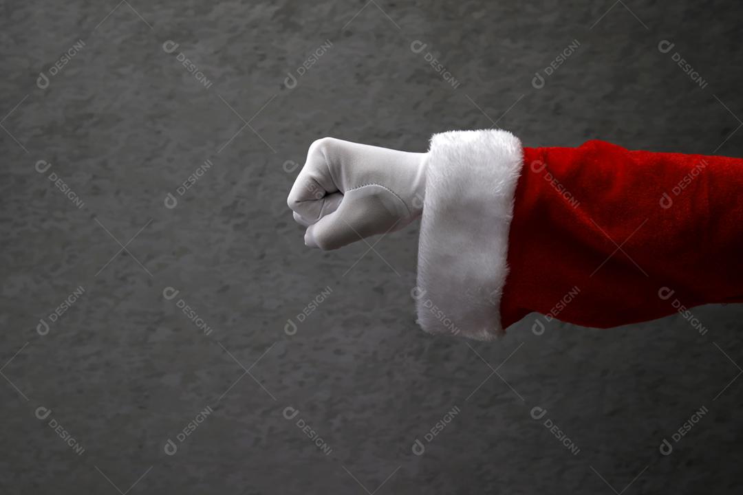 mão com luva de Papai Noel dando um soco