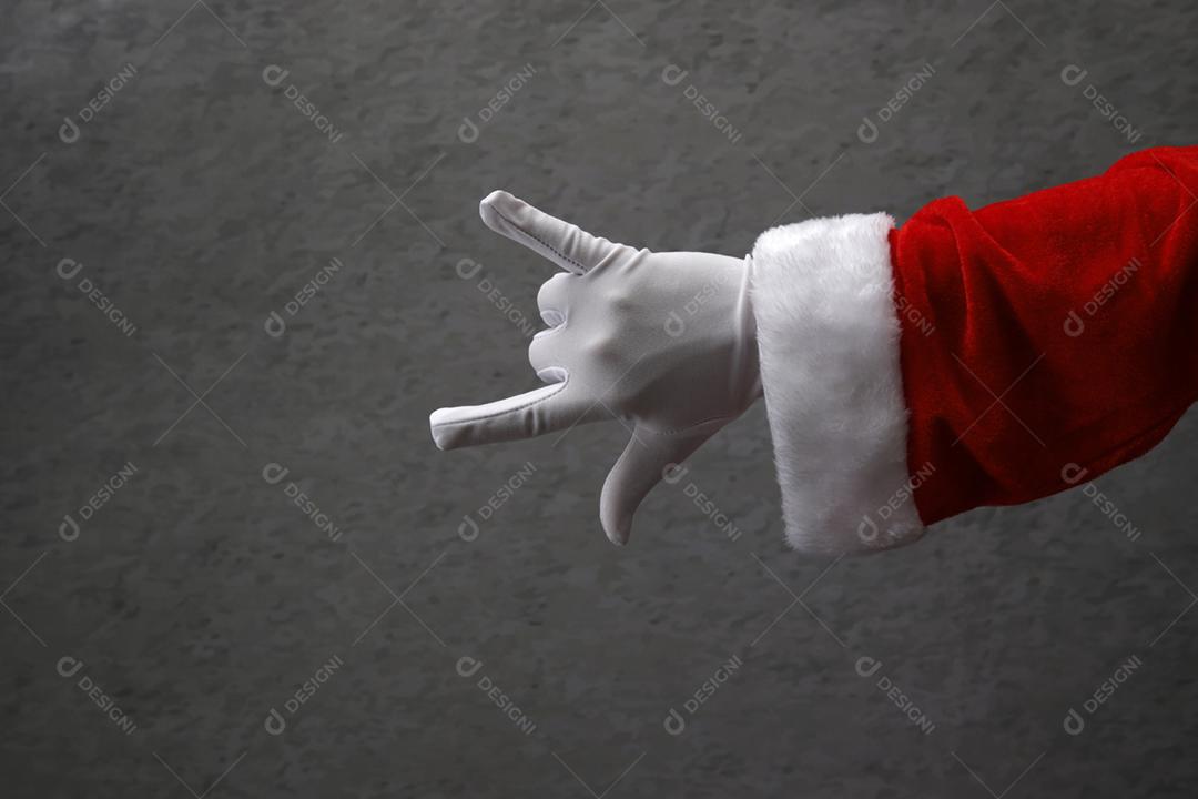 mão com luva de Papai Noel simbolizando Rock N Roll