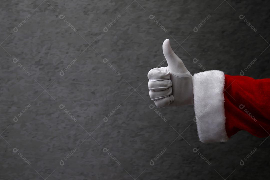 mão com luva de Papai Noel fazendo sinal positivo