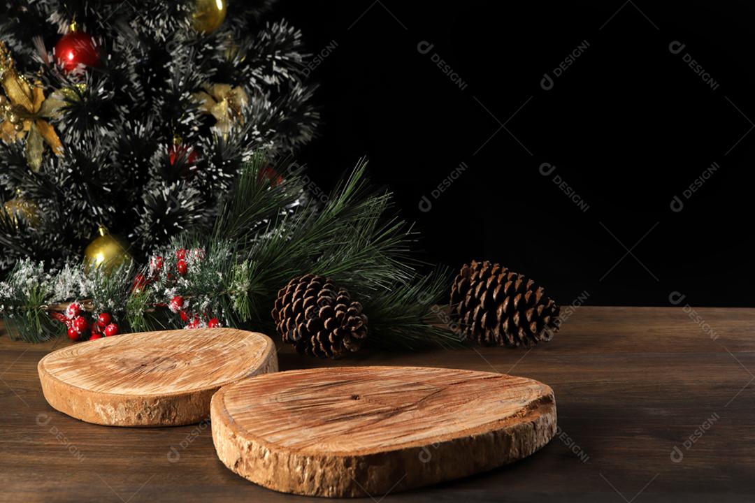 fundo preto com decoração de natal e mesa de madeira