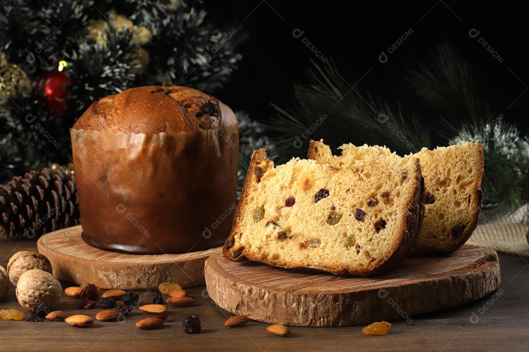 Deliciosa fatia de panetone com frutas cristalizadas